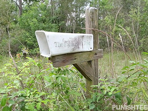 Приковал девушку наручниками и силой трахает в рот