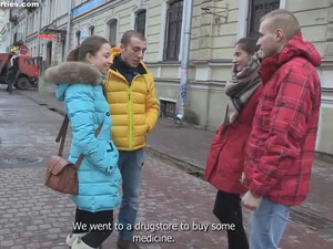 Два пикапера сняли молодых девушек на улице