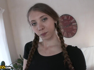 Размял пальцем очко русской милашке Stephanie Moon