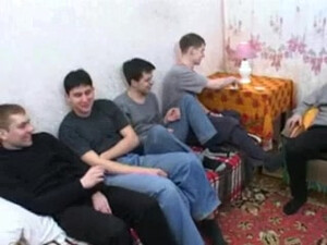 Русская развратная баба любит устраивать с соседями любительский секс