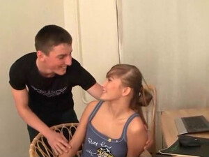 Русский хитрец ловко развёл на секс свою подружку