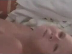 Белая тетка легла под двух негров