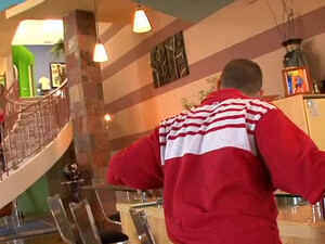 Паренек трахнул глубоко в глотку зрелую блондинку