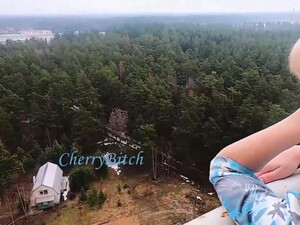 Дама в коротком платье без трусиков